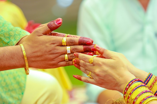 Fotografía de boda india, ceremonia Haldi manos del novio