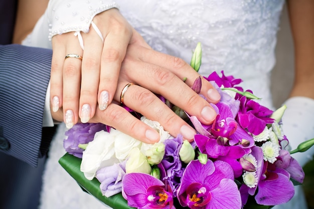 Fotografía de boda de una joven pareja de enamorados recién casados.