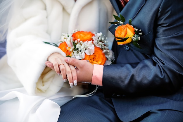 Fotografía de boda de una joven pareja de enamorados recién casados.