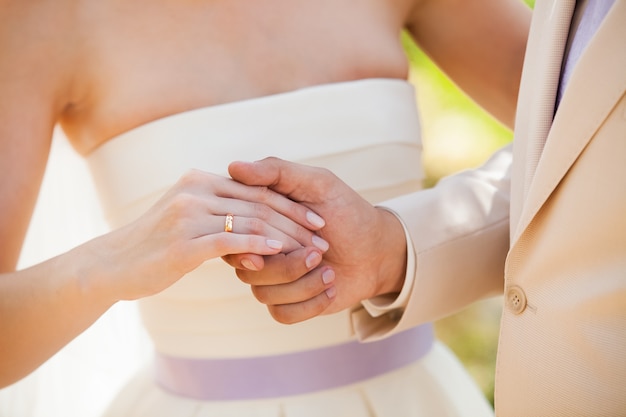 Fotografía de boda de una joven pareja de enamorados recién casados.