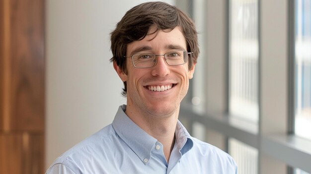 Fotografía de la cabeza de un científico de datos sonriente