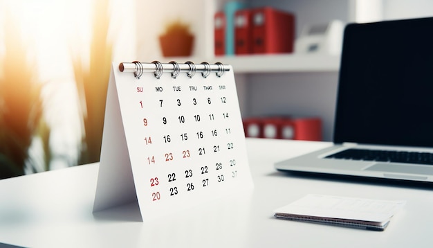 Una fotografía de un calendario que destaca algunas fechas se encuentra en un escritorio de fondo blanco de oficina