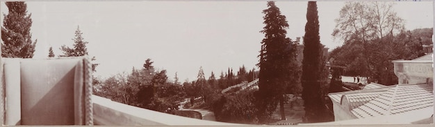 una fotografía de una carretera de montaña cubierta de nieve