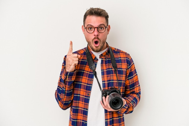 Fotografía caucásica joven hombre aislado sobre fondo blanco que tiene una gran idea, concepto de creatividad.