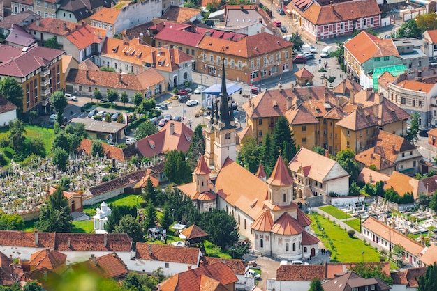 Fotografía cenital de la iglesia de San Nicolás en Brasov