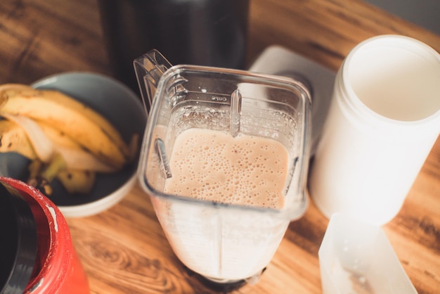 Fotografía cenital de un vaso de licuadora con un batido nutritivo, un concepto de estilo de vida saludable.