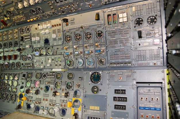 fotografía de cerca de la consola del helicóptero dentro de la cabina