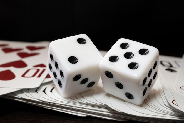 Fotografía de cerca de los dados de juego y las cartas de juego en una mesa de madera