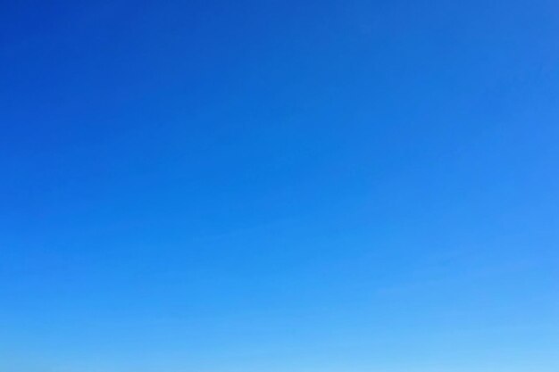 una fotografía de un cielo azul claro en una captura de un día soleado