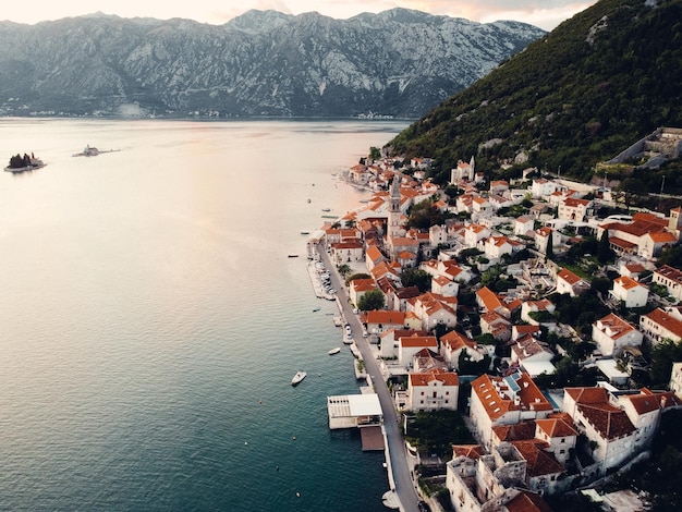 Fotografia cinematográfica de Perast Montenegro Drone da cidade velha