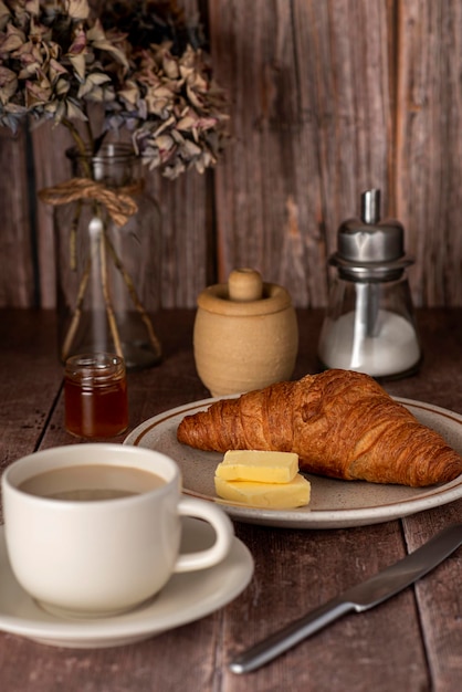 Fotografía de comida de croissant y capuchino.