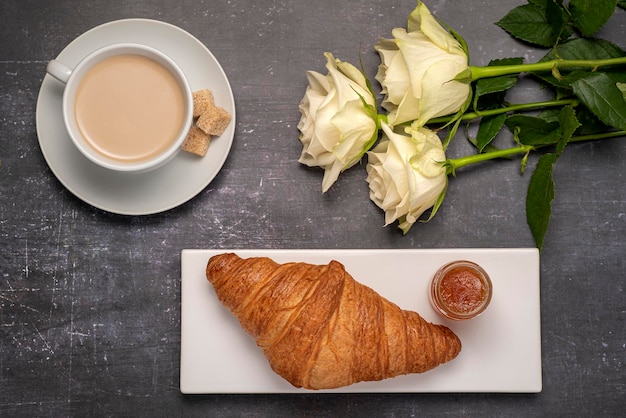 Fotografía de comida de desayuno croissant y capuchino.