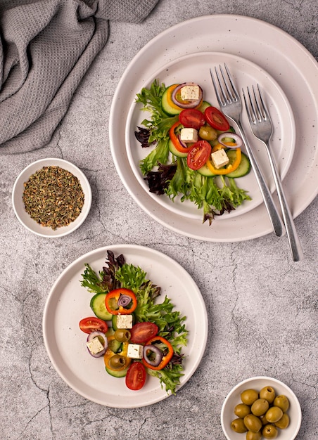 Fotografía de comida de ensalada griega y verduras.