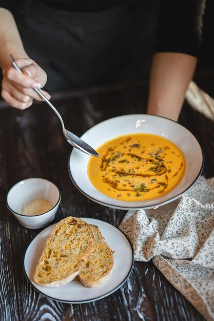 Fotografía de comida. Gazpacho sobre fondo de madera oscura