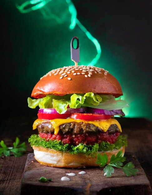 fotografía de comida de hamburguesas servidas en una mesa con iluminación fría