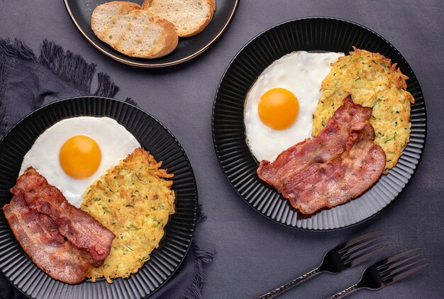 Fotografía de comida de huevos fritos y tocino.