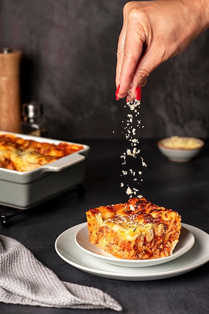 Fotografía de comida de lasagna sobre un fondo oscuro