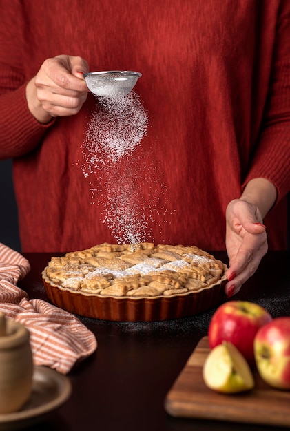 Fotografía de comida de mujer con tarta de manzana