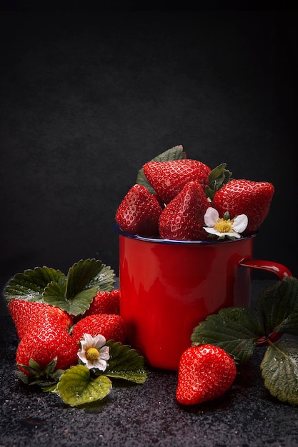 Fotografía de comida oscura de fresas sobre una base de pizarra natural