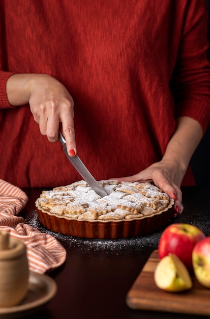 Fotografía de comida de pastel de manzana y cuchillo de mujer