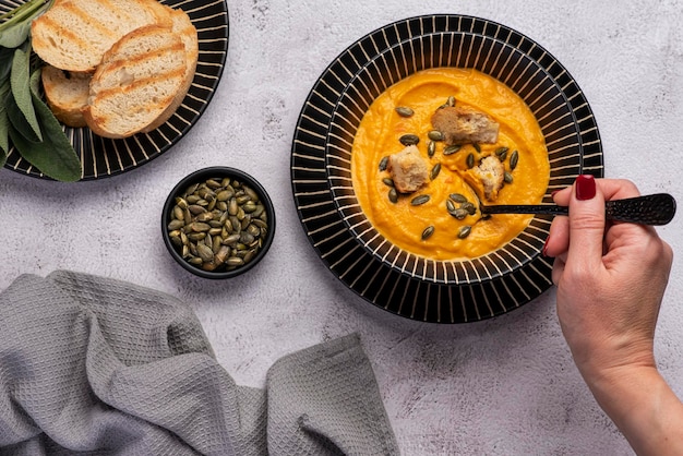 Fotografía de comida de tostadas de sopa de calabaza y semillas.