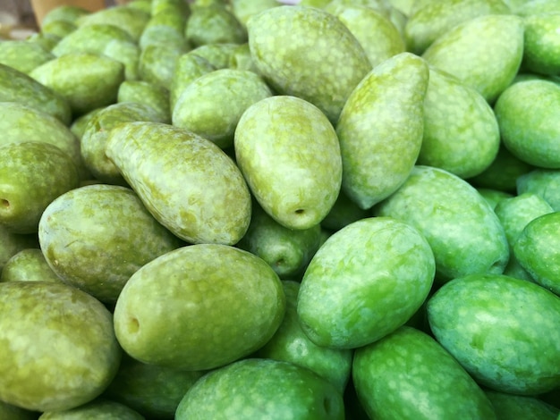 Fotografía completa de aceitunas verdes para la venta en el puesto del mercado