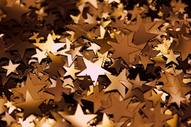 Fotografía completa de adornos metálicos en forma de estrella