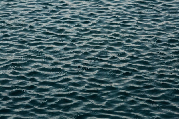 Fotografía completa del agua ondulada en el mar