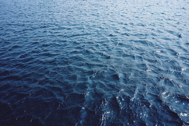 Fotografía completa del agua ondulada