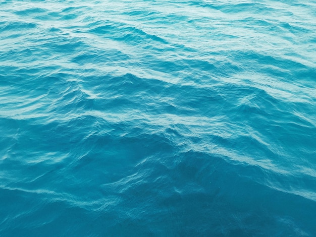 Fotografía completa del agua ondulada