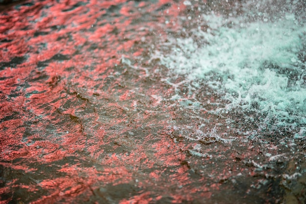 Foto fotografía completa de agua salpicando sobre la roca