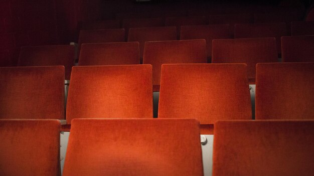 Foto fotografía completa de los asientos vacíos en el auditorio
