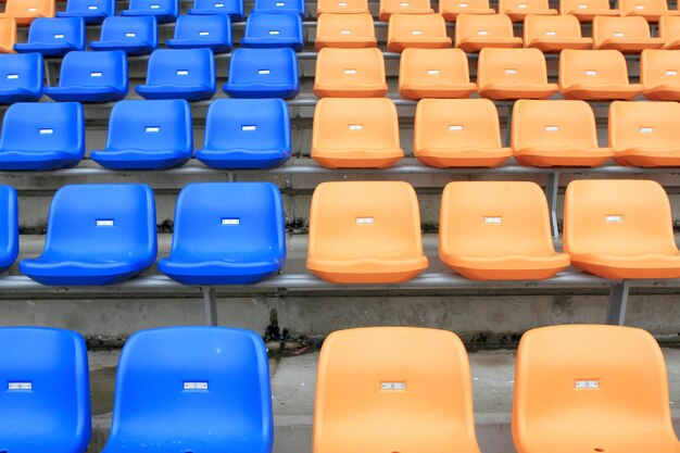 Fotografía completa de los asientos vacíos en el estadio.