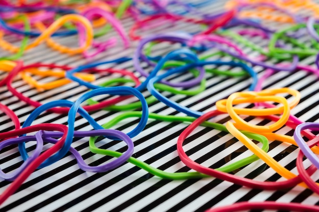 Fotografía completa de las bandas de goma de varios colores