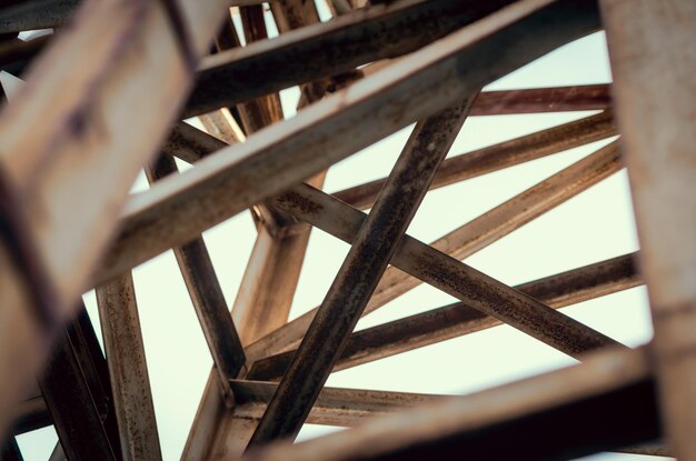 Foto fotografía completa de una barandilla metálica oxidada
