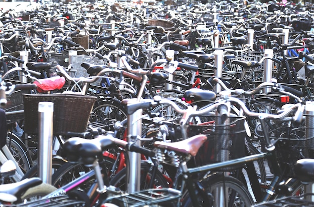 Fotografía completa de bicicletas en el estacionamiento