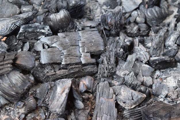 Fotografía completa de las brasas en la chimenea