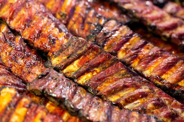 Foto fotografía completa de la carne en la barbacoa