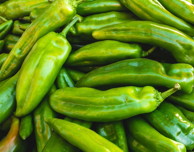 Foto fotografía completa de chiles verdes en el mercado