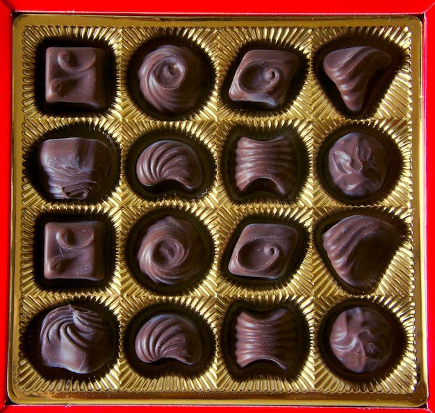 Fotografía completa de chocolates en una caja