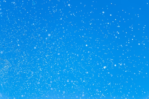Fotografía completa del cielo azul húmedo
