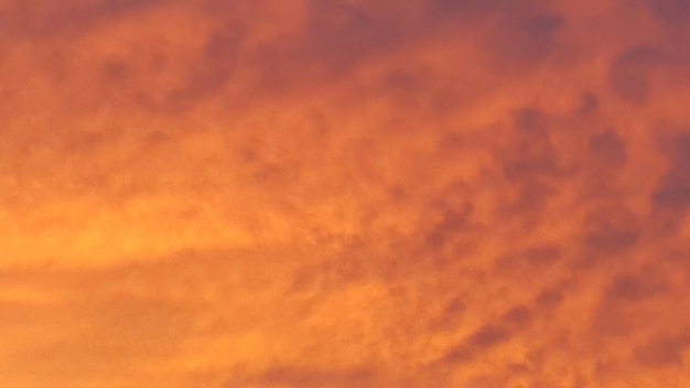 Fotografía completa del cielo naranja al atardecer