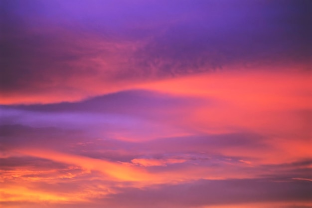 Fotografía completa del cielo nublado durante la puesta del sol