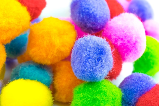 Fotografía completa de las coloridas bolas de algodón