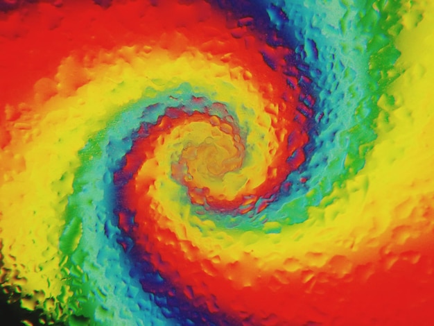 Fotografía completa de un colorido patrón en espiral visto a través de una ventana de vidrio húmedo