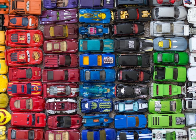 Fotografía completa de coloridos coches de juguete dispuestos para la venta