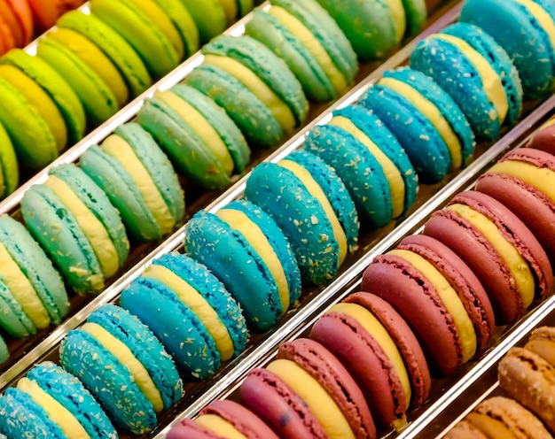 Fotografía completa de los coloridos macarrones en la tienda