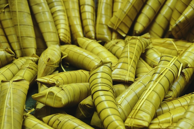 Foto fotografía completa de la comida de suman en hojas