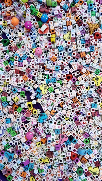 Fotografía completa de cuentas de colores con alfabetos