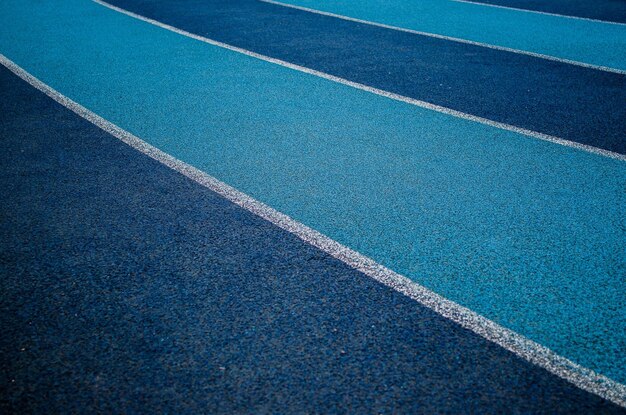 Fotografia completa da pista de desporto azul